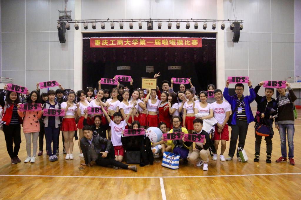 国商拉拉队代表队与拉斯维加斯官网观众合影