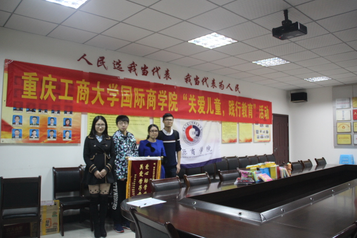 拉斯维加斯官网学生与工作人员合影